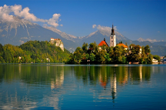 Slovenia tuy có diện tích nhỏ bé nhưng không làm du khách thất vọng vì sở hữu một vẻ đẹp cổ tích với cảnh vùng quê thanh bình, rừng thông xanh mát hay các bờ biển Địa Trung Hải thơ mộng. Du khách tới Slovenia sẽ được thưởng thức rượu ngon ở thung lũng Drava, nhảy dù ở Logarska Dolina hoặc trải nghiệm cuối tuần lãng mạng tại Ljubljana.
